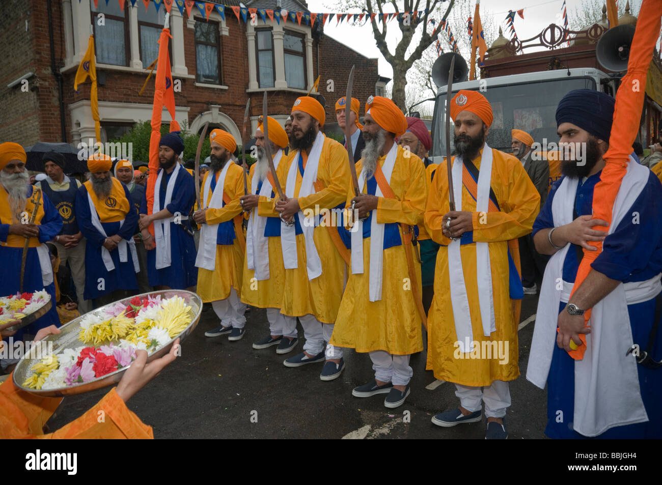 Vassoi con ghirlande di fiori per la Panj Piare (cinque beneamati) in Vaisakhi processione in Manor Park, Londra. Foto Stock