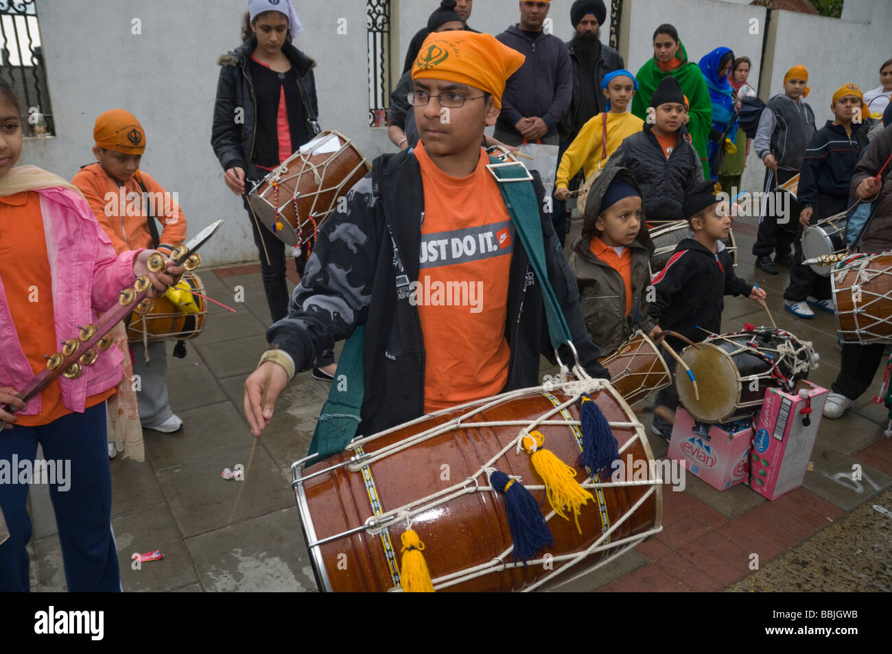 Giovani batteristi Sikh attendere a partecipare alla processione Vaisakhi in Manor Park, Londra. Foto Stock