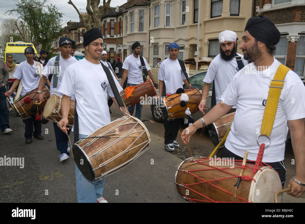 Batteristi Sikh Vaisakhi in processione in Manor Park, Londra. Foto Stock