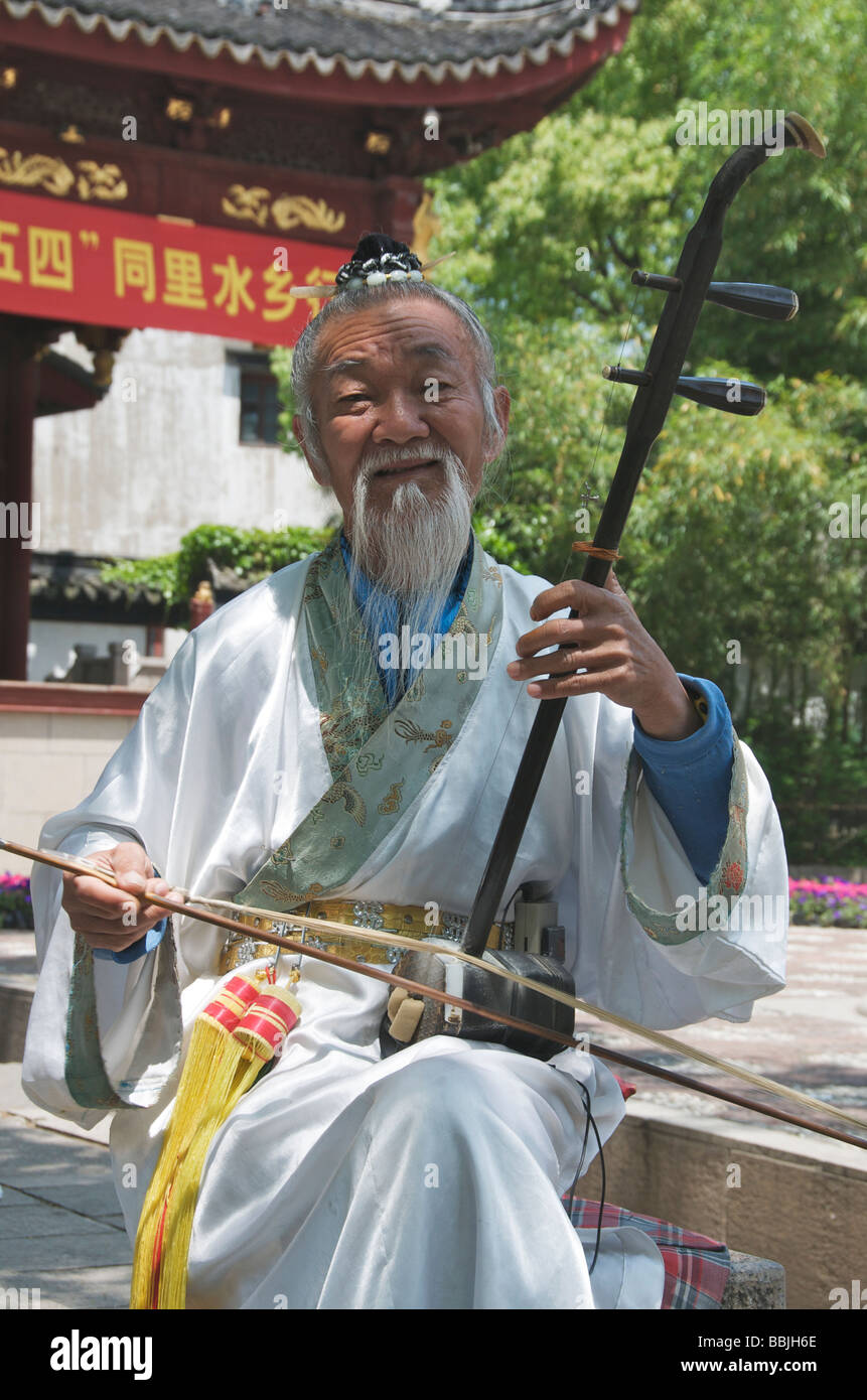 Il vecchio uomo barbuto giocando Erhu o due corde violino cinese Tongli Jiansu Cina Foto Stock