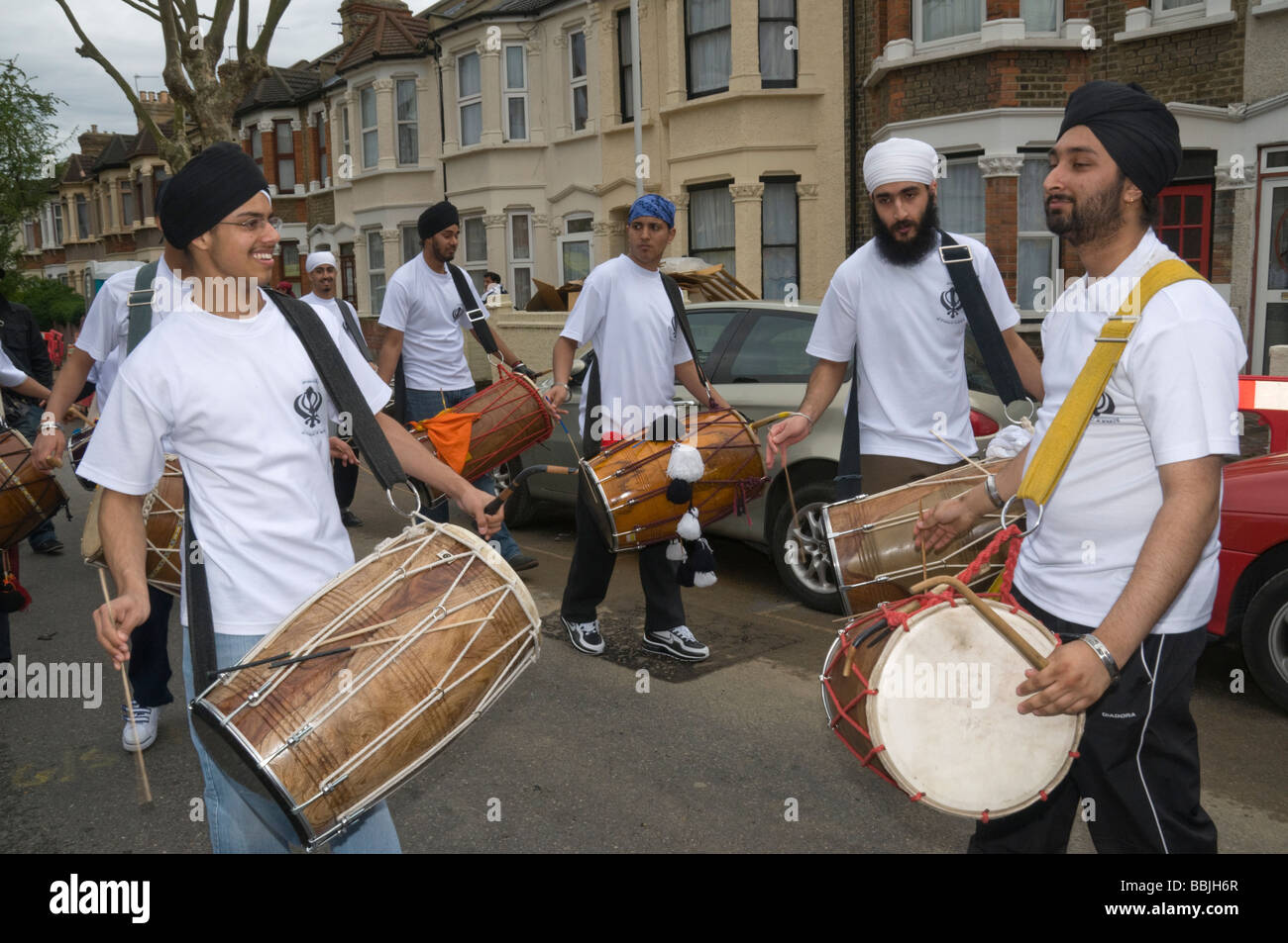 Batteristi Sikh Vaisakhi in processione in Manor Park, Londra. Foto Stock