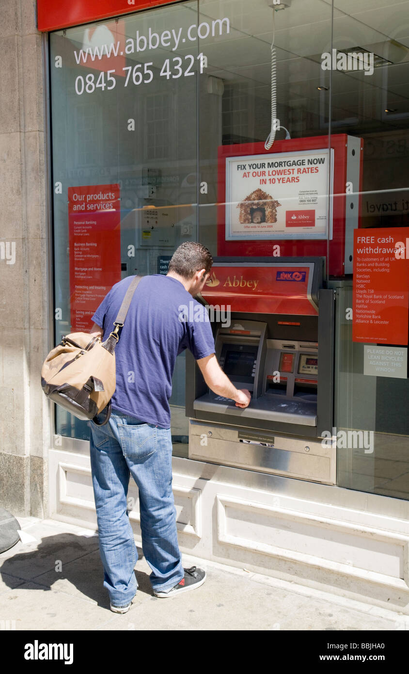 Un uomo come ottenere contanti da una abbazia n bancomat, Sidney Street, Cambridge, Regno Unito Foto Stock