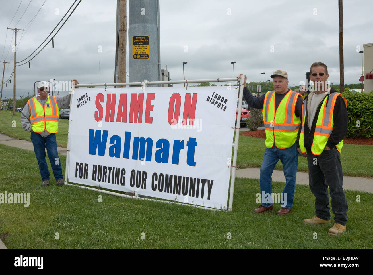 Unione falegnami disputa protestando Walmart affitto scab manodopera per costruire aggiunta ad Amsterdam lo Stato di New York Foto Stock