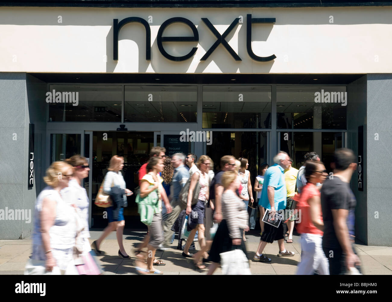 La gente di fronte al prossimo negozio, Sidney Street, Cambridge, Regno Unito Foto Stock