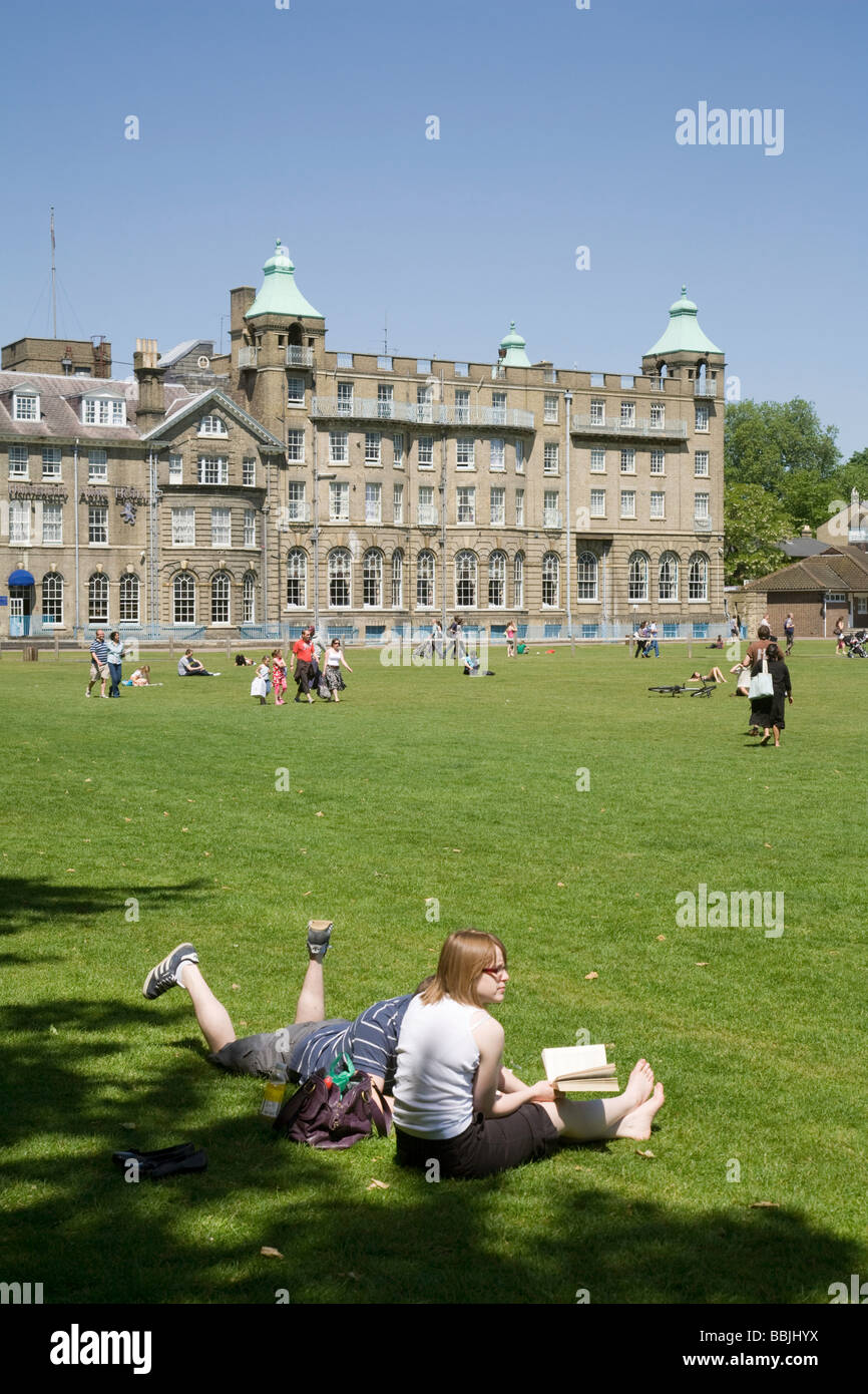 La gente nel parco su una giornata d'estate, Parkers pezzo, Cambridge Regno Unito Foto Stock