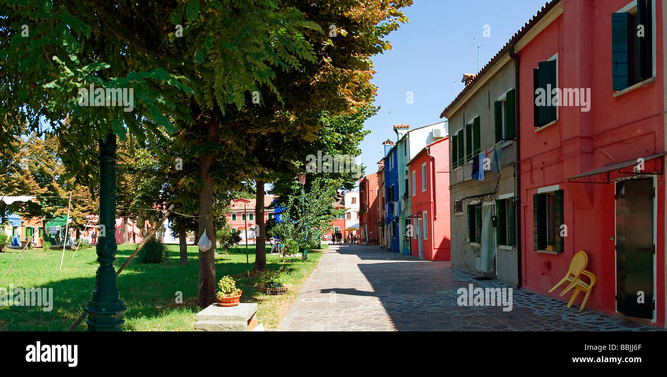 Vista panoramica della città con colorfully case dipinte di Burano, Venezia, Italia e Europa Foto Stock