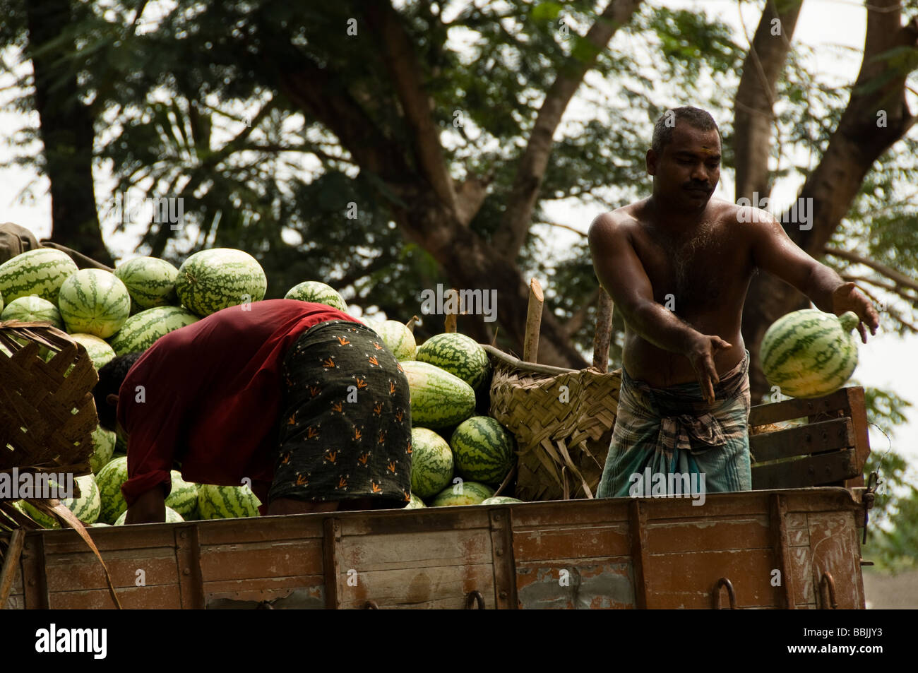 Pila di anguria stallo in un mercato, Kerala, India Foto Stock