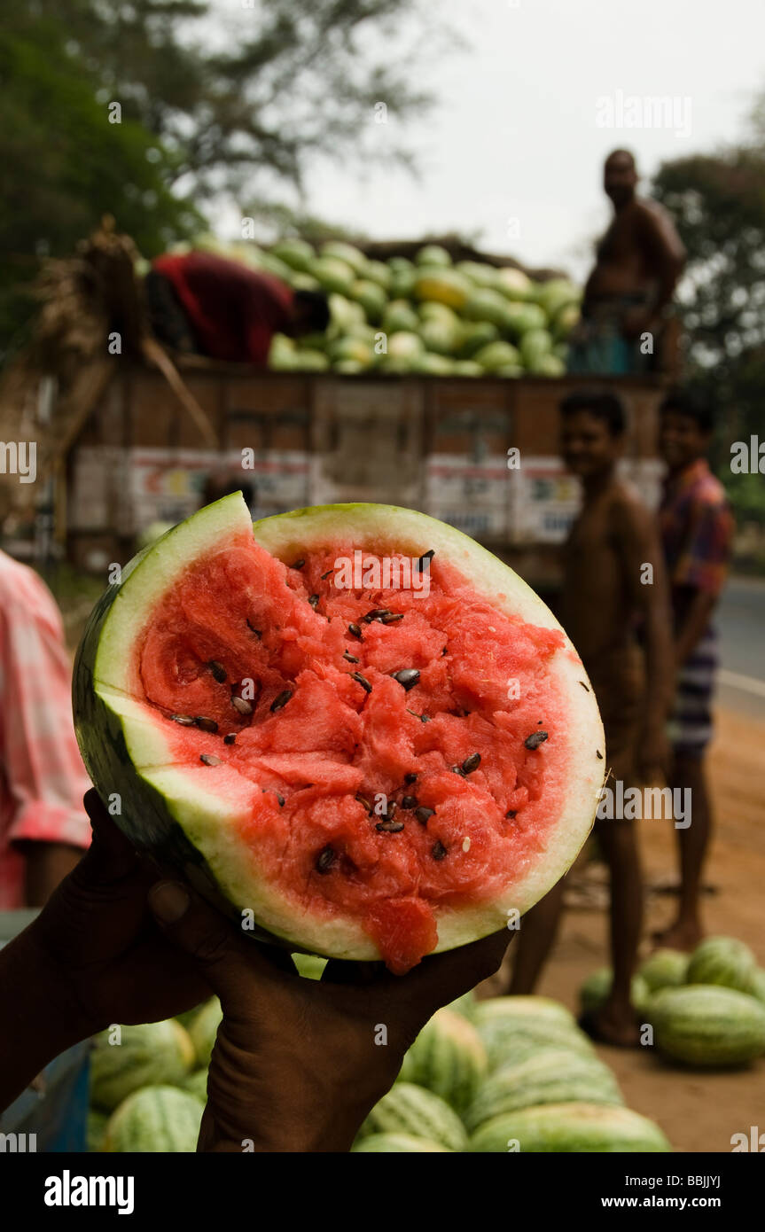 Pila di anguria stallo in un mercato, Kerala, India Foto Stock