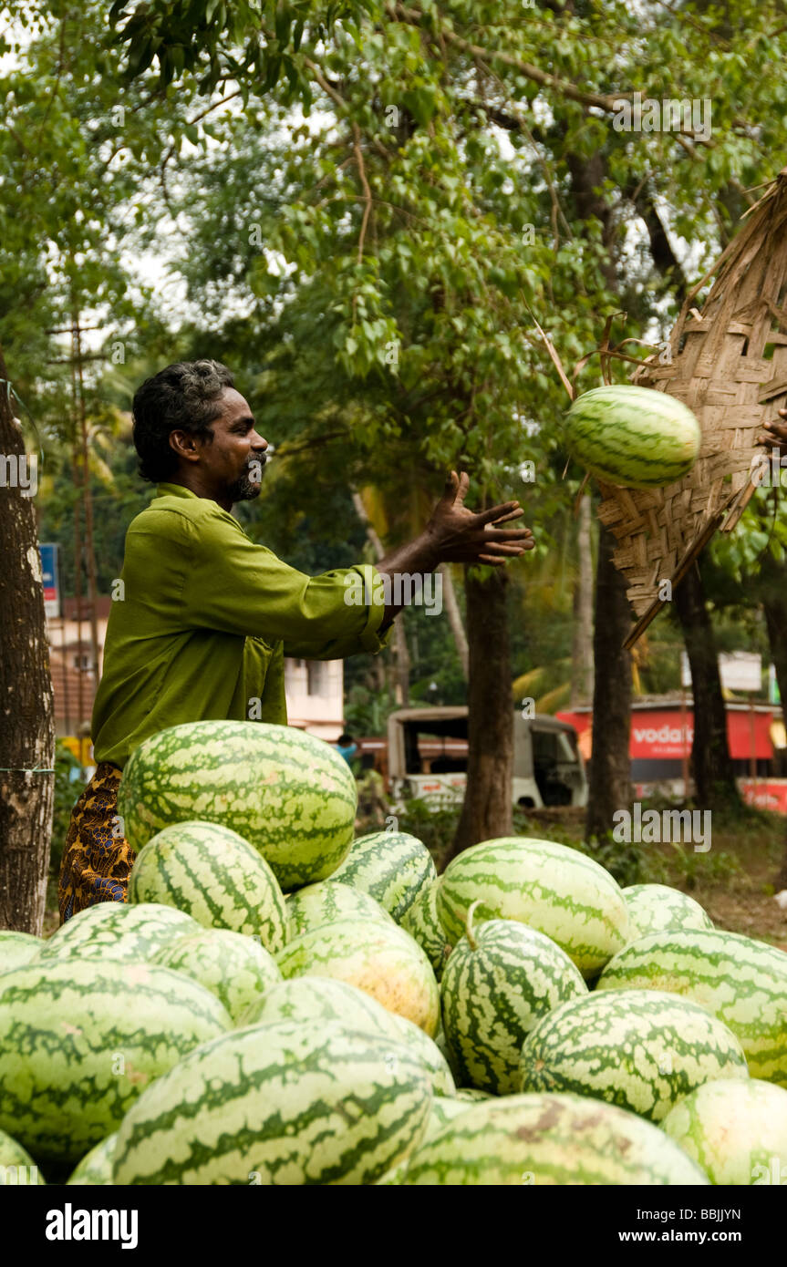 Pila di anguria stallo in un mercato, Kerala, India Foto Stock