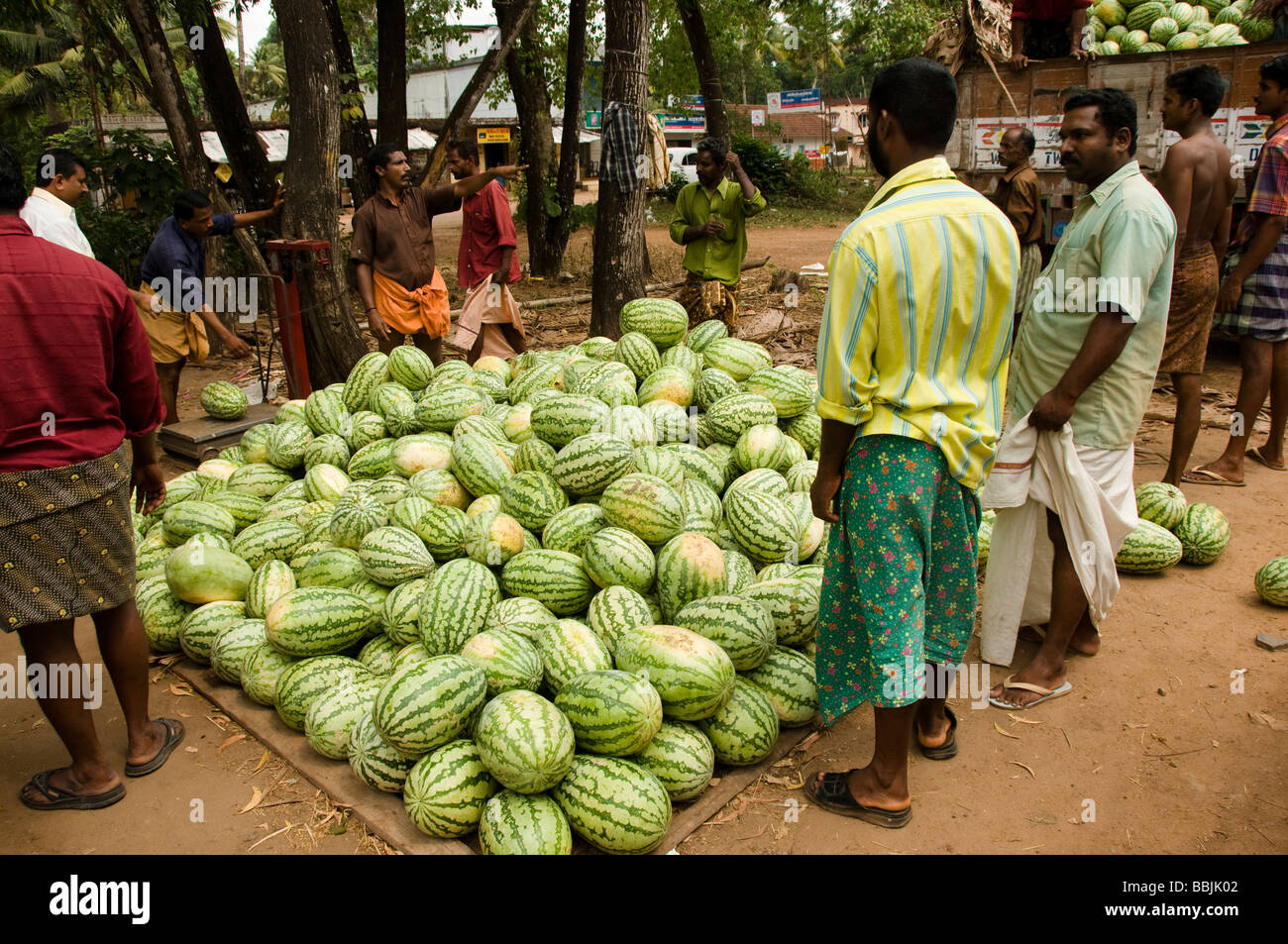 Pila di anguria stallo in un mercato, Kerala, India Foto Stock