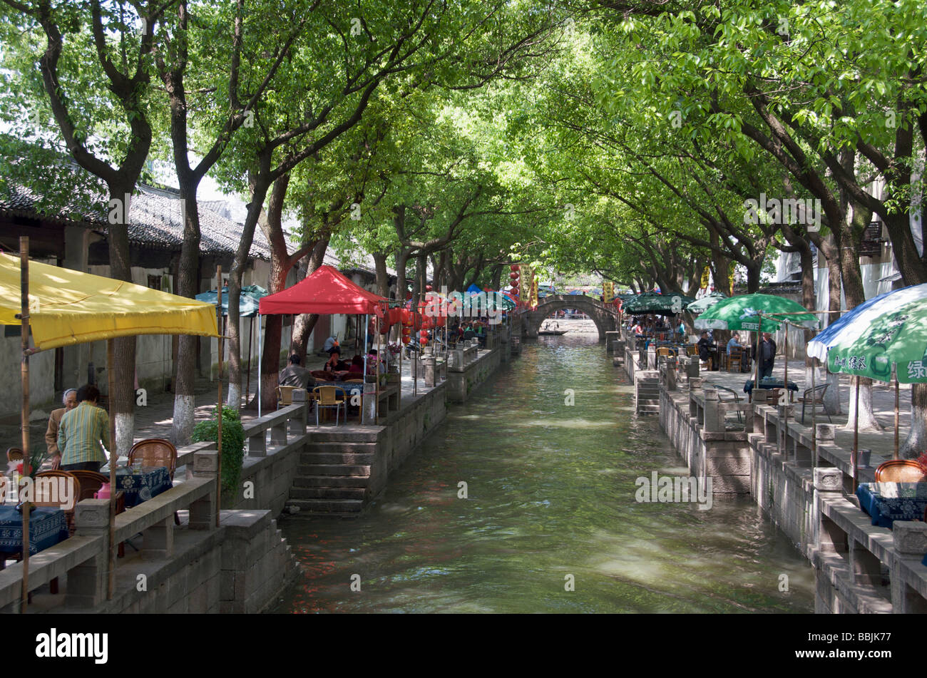 Al di fuori di ristoranti fodera canal nell'acqua antica città di Tongli Jiansu Cina Foto Stock