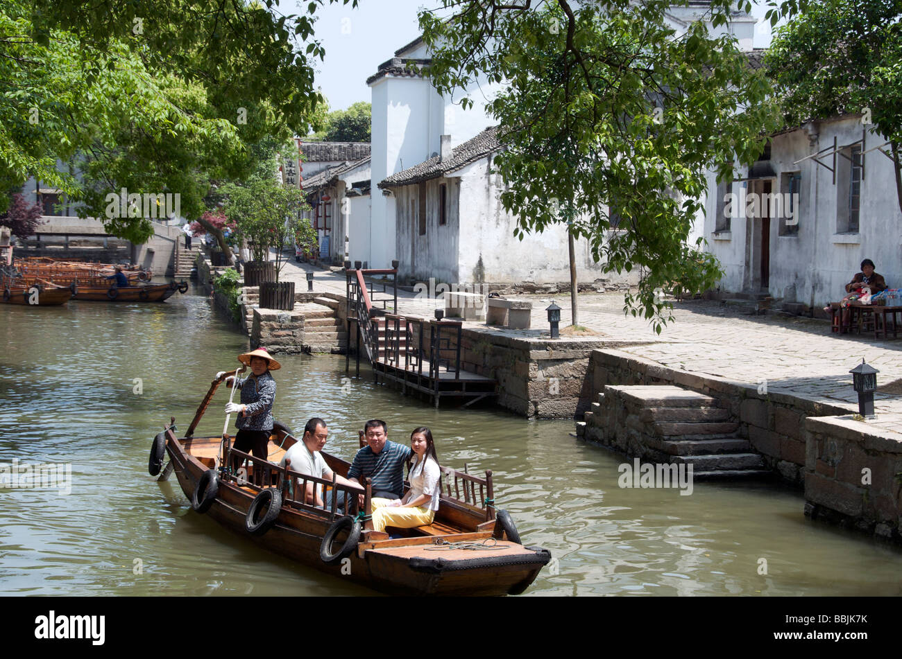 Essendo turistica remando sul canal presso l'antica città d'acqua di Tongli Jiansu Cina Foto Stock