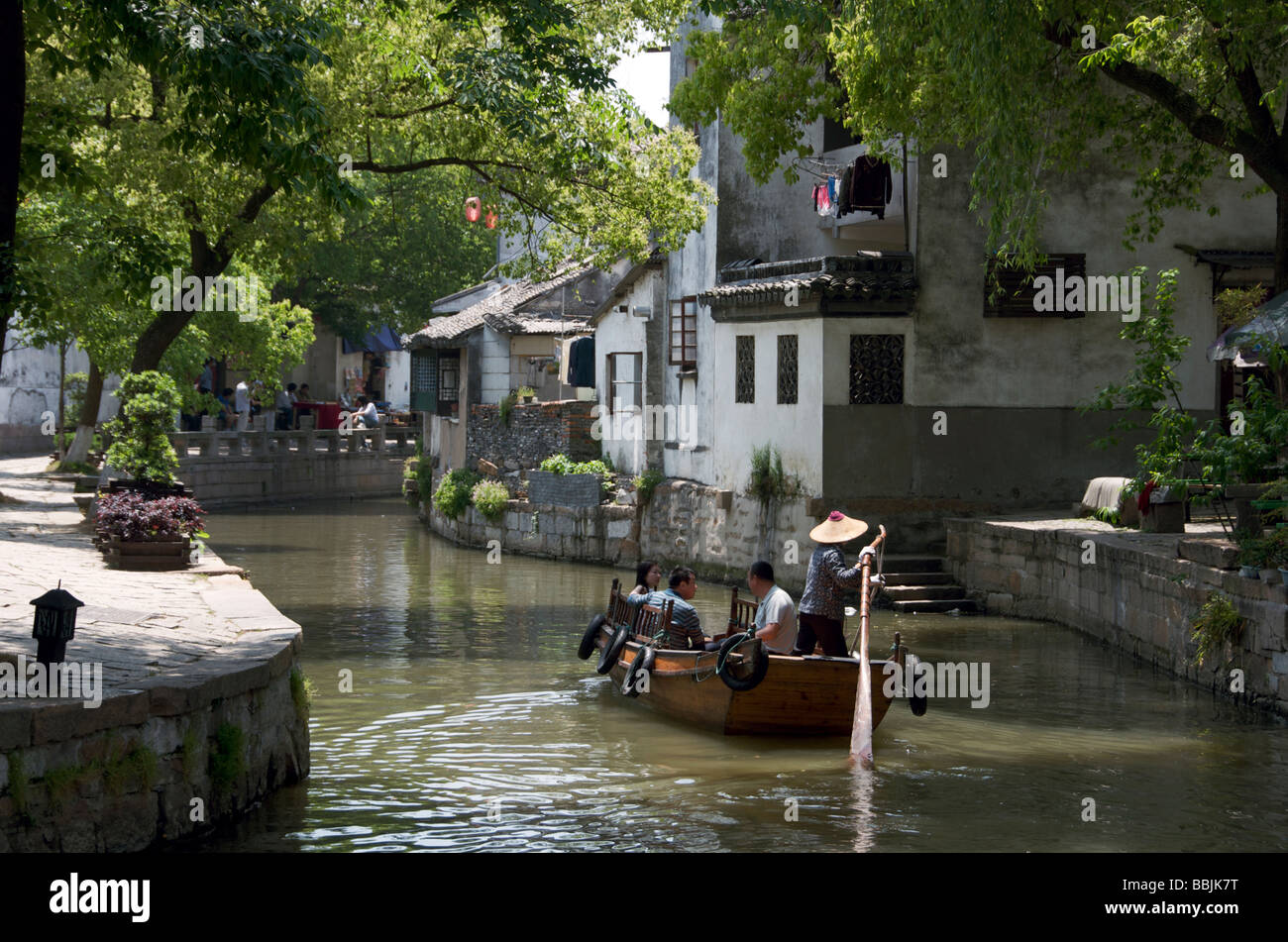 Essendo turistica remando sul canal presso l'antica città d'acqua di Tongli Jiansu Cina Foto Stock