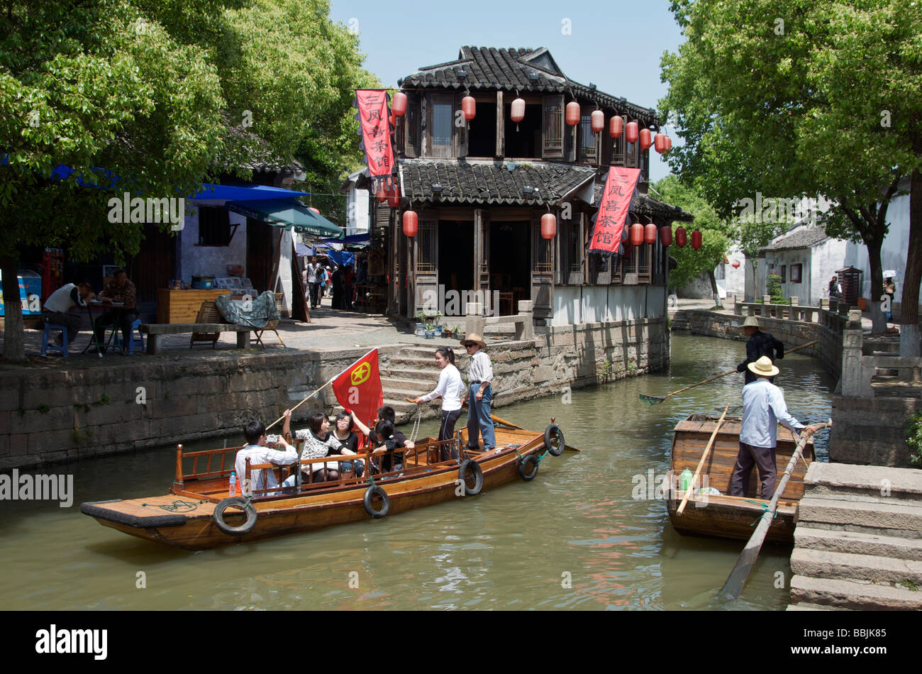 Essendo turistica remando sul canal presso l'antica città d'acqua di Tongli Jiansu Cina Foto Stock
