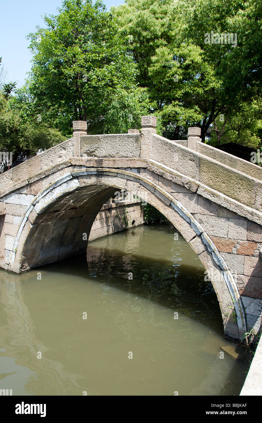 Ponte di pietra sul canal presso l'antica città d'acqua di Tongli Jiansu Cina Foto Stock