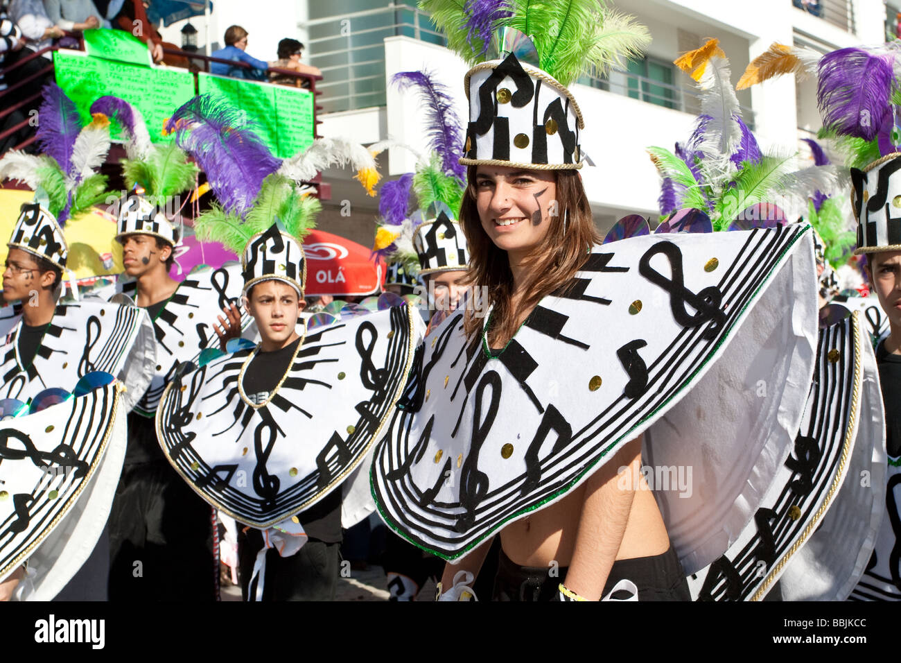 Sfilata di Carnevale a Sesimbra, Portogallo. Simile al Carnevale brasiliano a causa di chiudere la storia fra paesi. Foto Stock