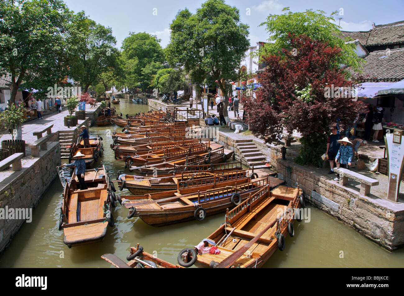 Le imbarcazioni turistiche sul canal presso l'antica città d'acqua di Tongli Jiansu Cina Foto Stock