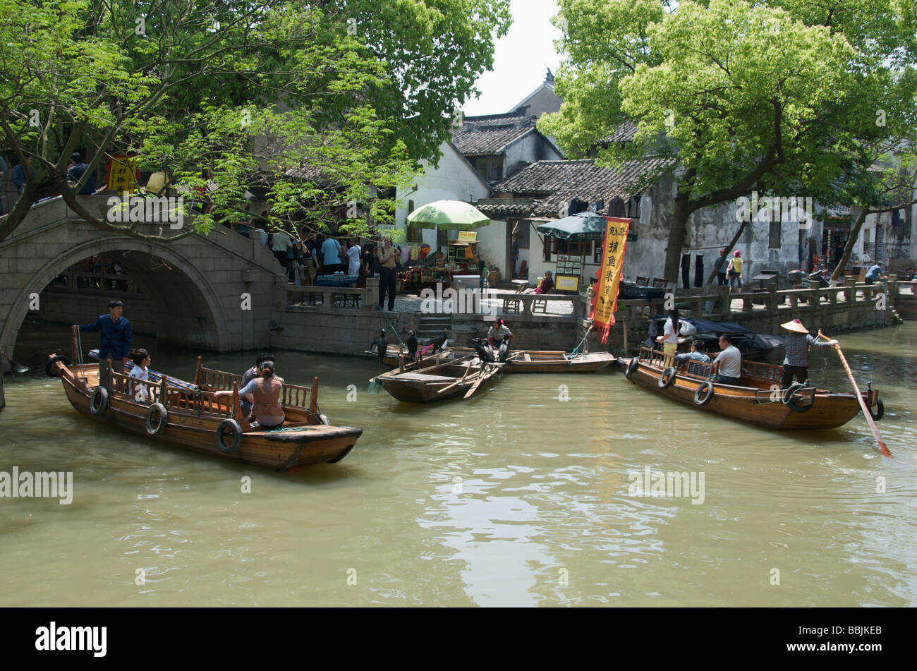I turisti in imbarcazioni a remi sul canal presso l'antica città d'acqua di Tongli Jiansu Cina Foto Stock