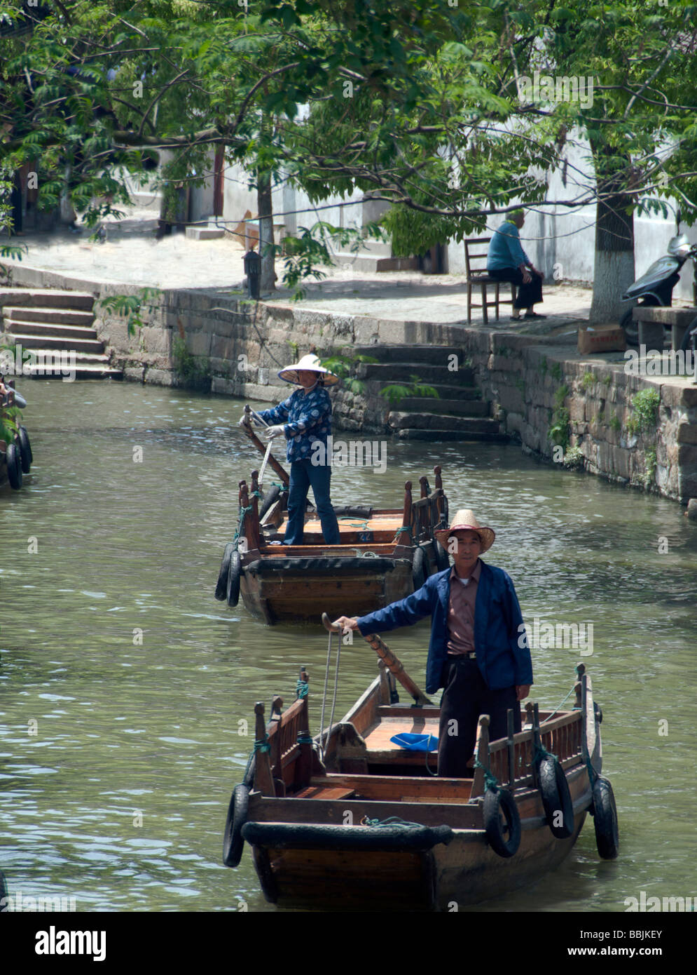 Due turisti imbarcazioni a remi sul canal presso l'antica città d'acqua di Tongli Jiansu Cina Foto Stock