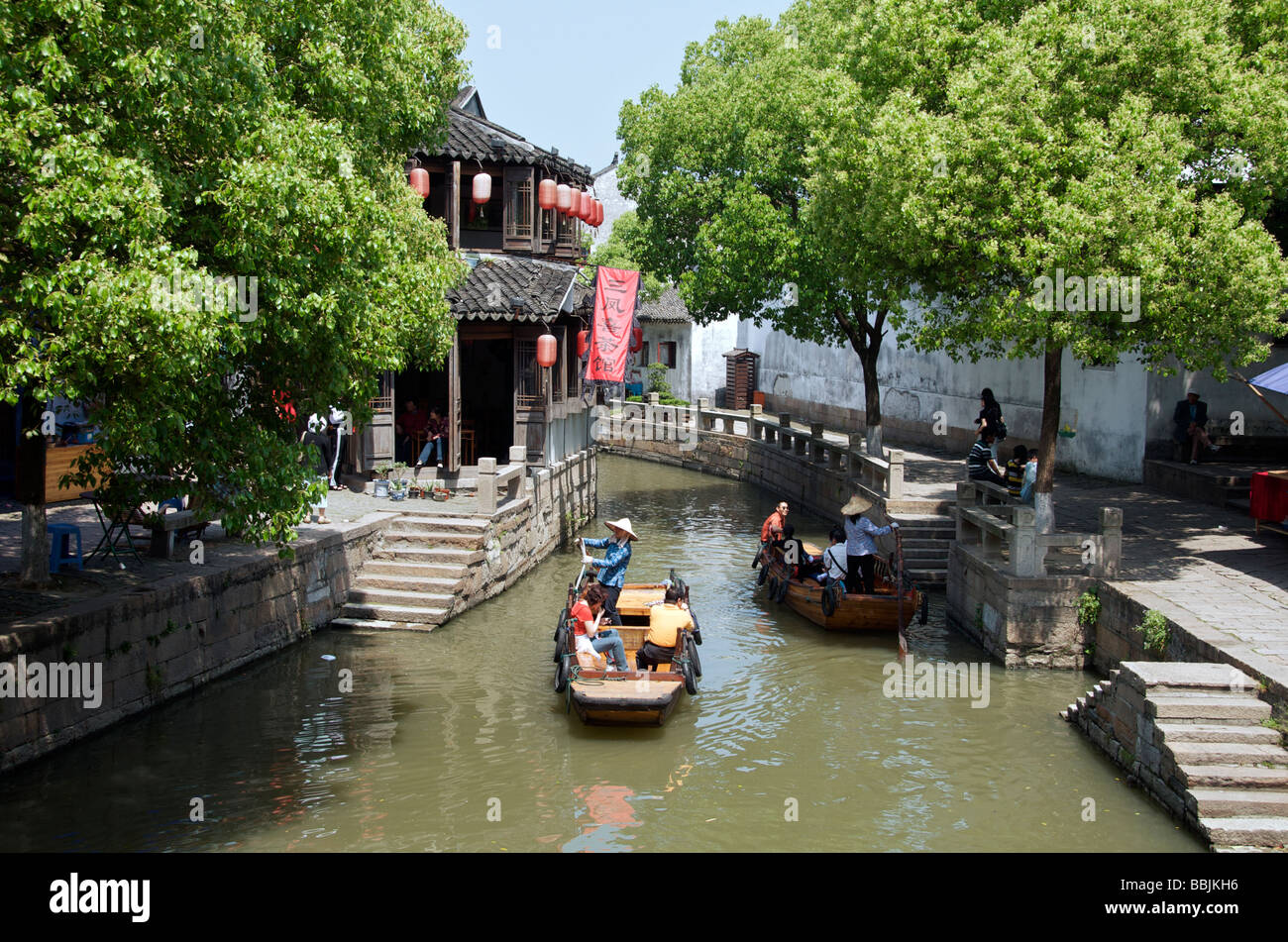 Essendo turistica remando sul canal presso l'antica città d'acqua di Tongli Jiansu Cina Foto Stock