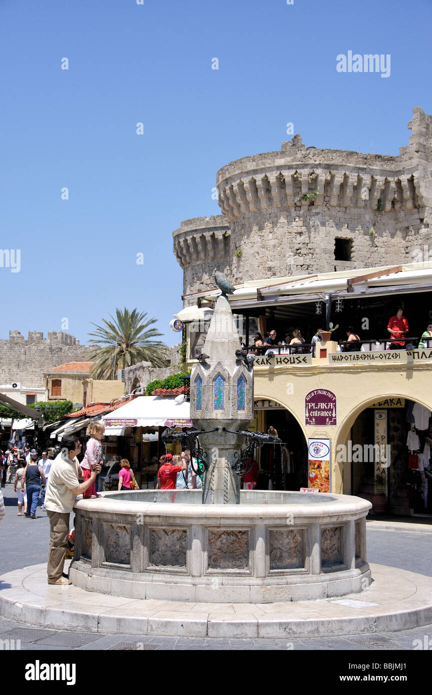 Castellania fontana nella piazza Ippokratous, la Città Vecchia, la città di Rodi RODI (Rodi), Dodecaneso, Egeo Meridionale Regione, Grecia Foto Stock