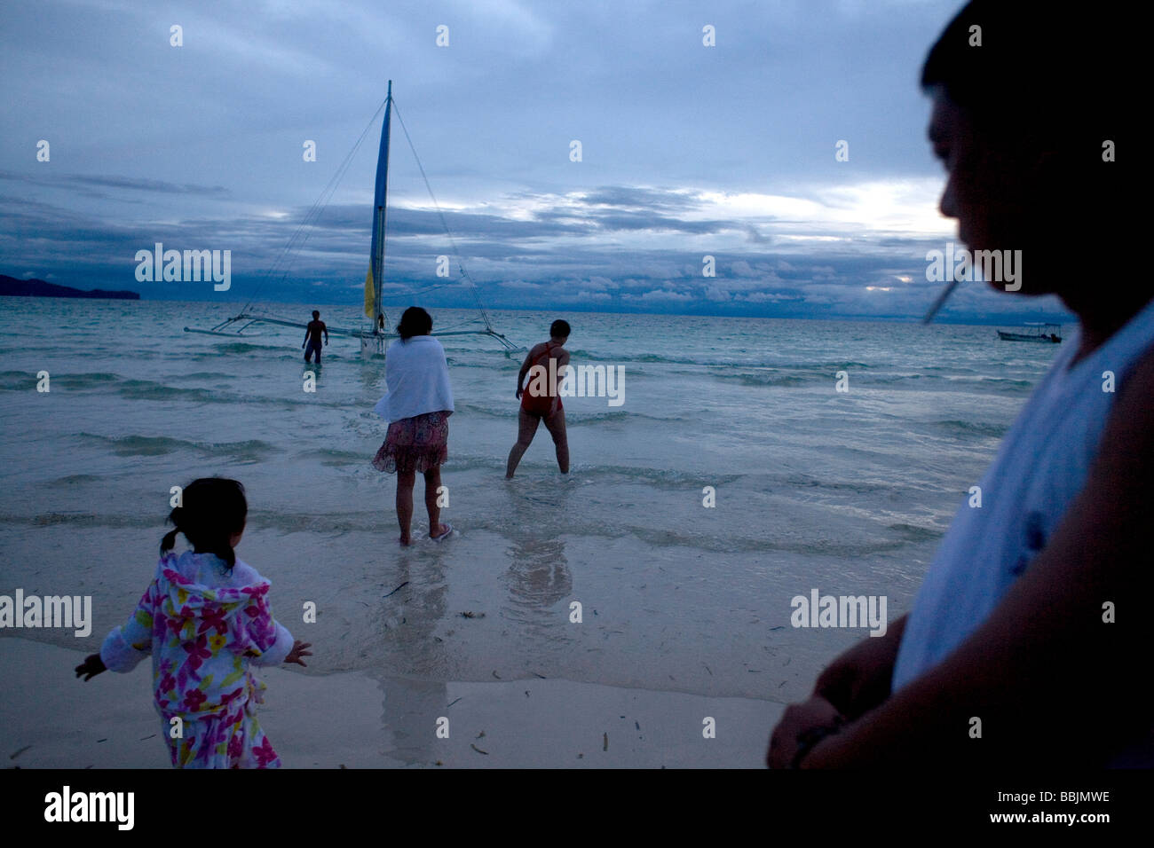 Il turista a godere di una giornata sulla spiaggia di sabbia bianca nel mare della Cina del Sud Boracay Island Visayas nelle Filippine Foto Stock