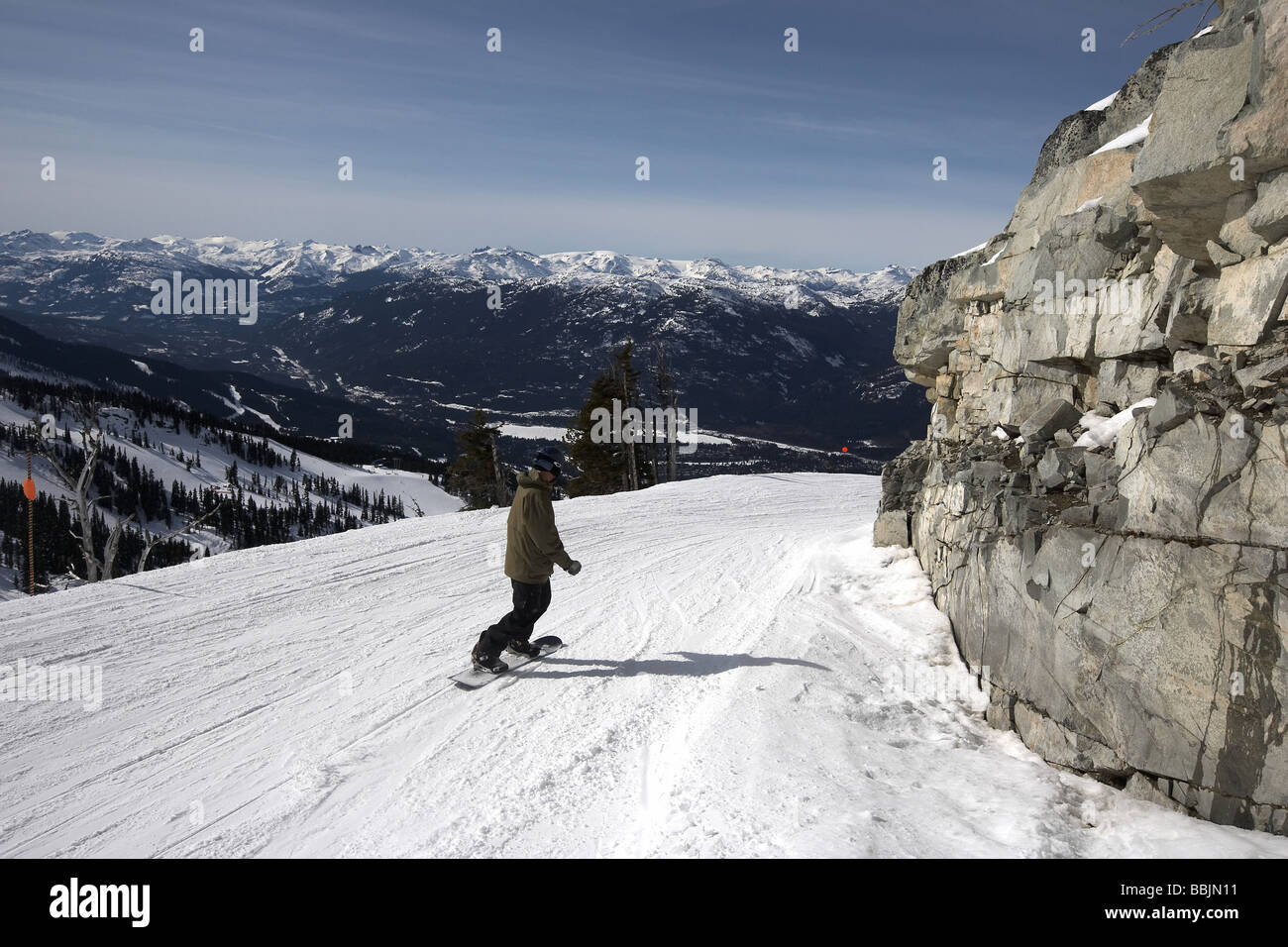 Snowboarder sulle pendici del Monte Blackcomb Whistler della Columbia britannica in Canada Foto Stock