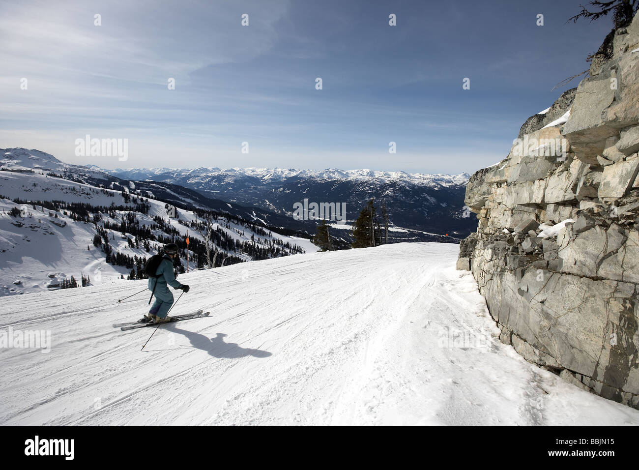Sciatore sulle pendici del Monte Blackcomb della Columbia britannica in Canada Foto Stock