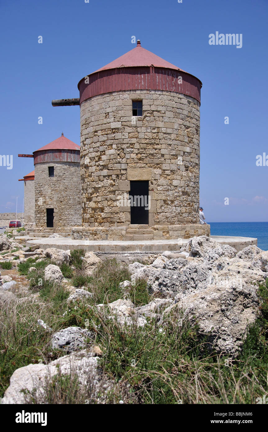 Vecchi Mulini a vento in pietra, Mandraki Harbour, Città di Rodi, rodi, Dodecanneso, Grecia Foto Stock