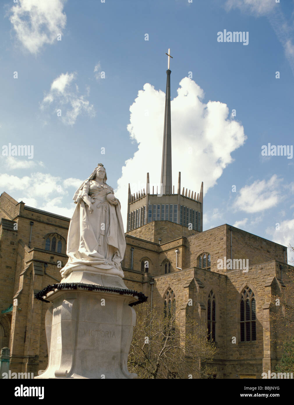 Statua della regina Victoria con la cattedrale al di là, Blackburn, Lancashire, Inghilterra, Regno Unito. Foto Stock