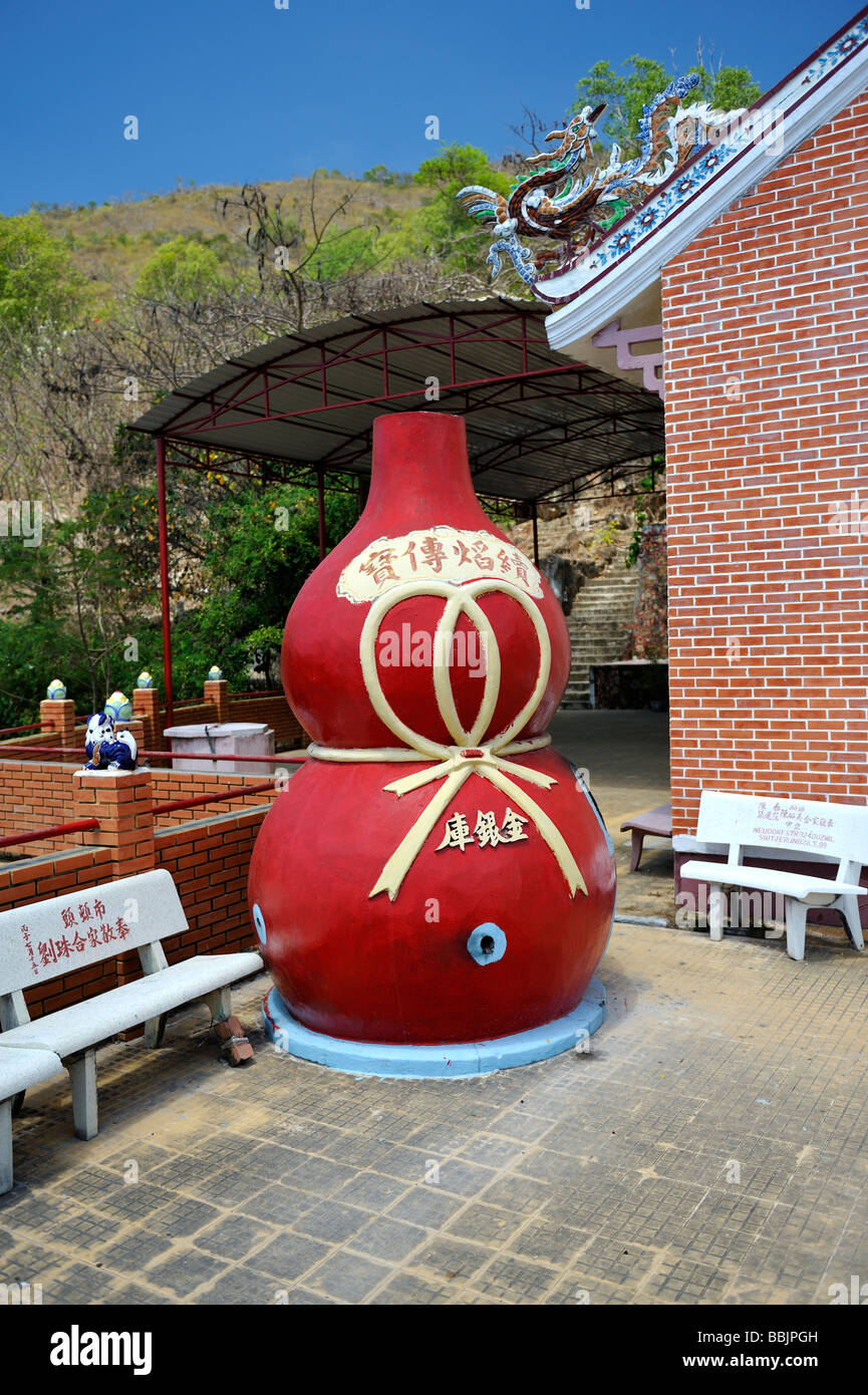 Contenitore di grandi dimensioni per bruciare i messaggi della carta per gli dèi e antenati. Cao Dai Temple, Vung Tau, Vietnam Foto Stock