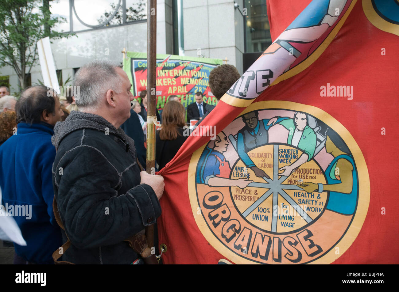 Lavoratori banner tenere fuori l'HSE durante la London marzo & Rally sui lavoratori Memorial Day, 28 Aprile - dice TGWU ORGANIZZARE Foto Stock