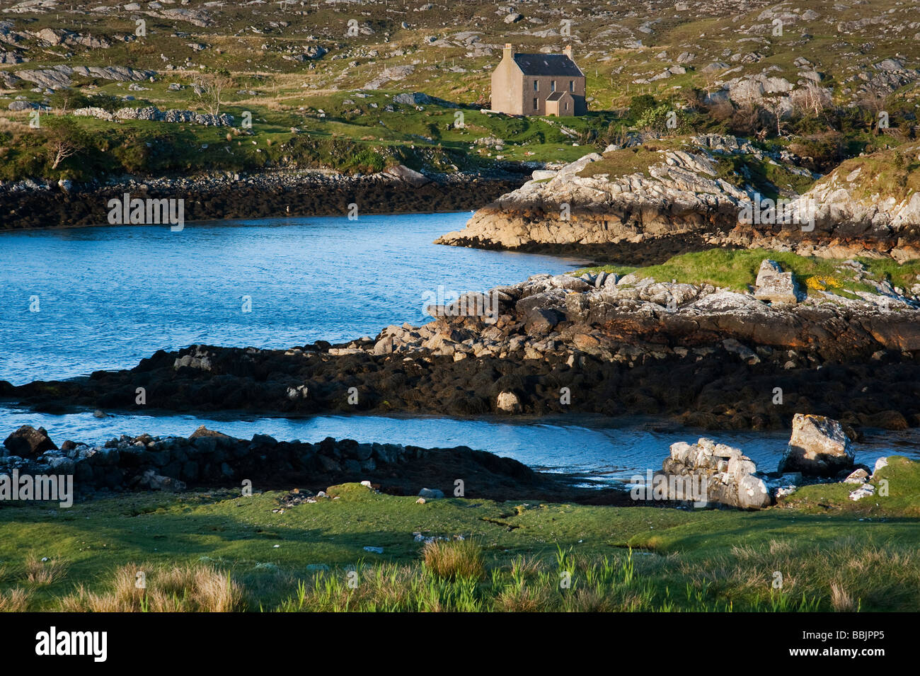Isle of Harris casa accanto a un oceano loch, Ebridi Esterne, Scozia Foto Stock