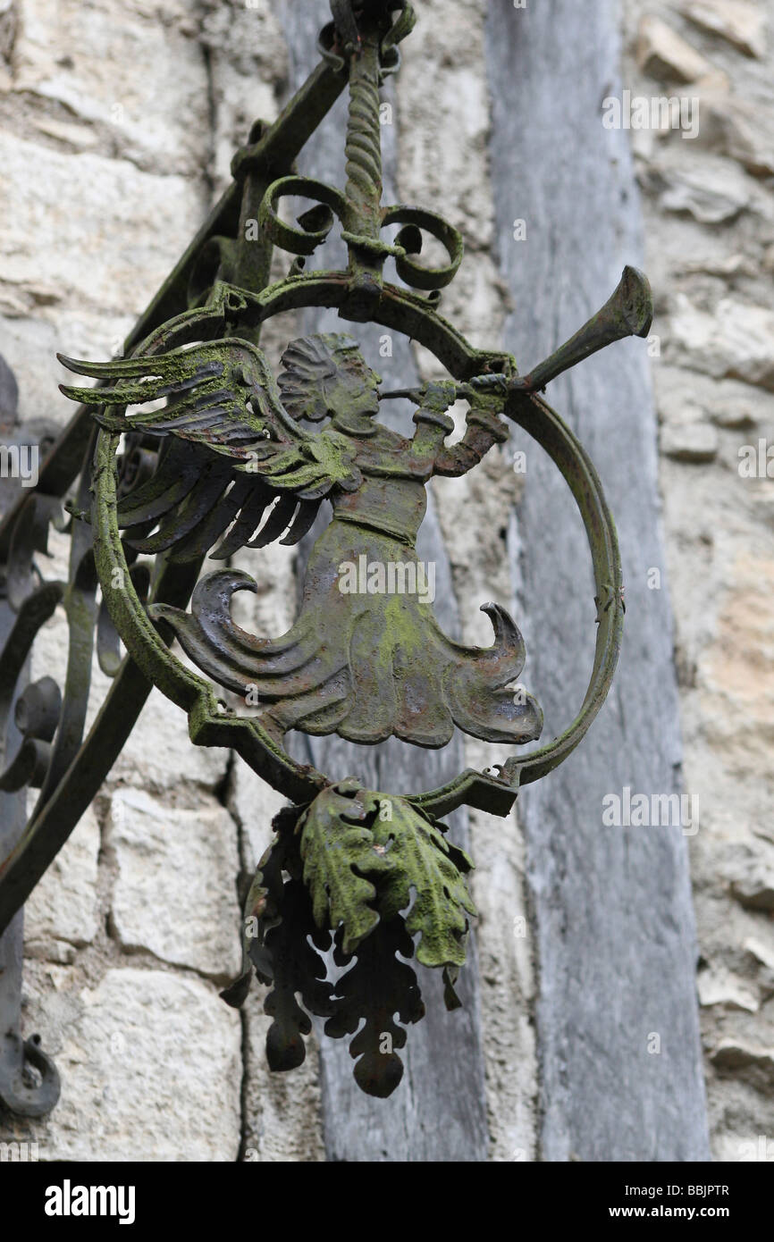 Angelo lamiera decorazione su una casa del villaggio di Saint-Cirq Lapopie accanto al fiume Lot, Midi Pirenei, Francia Foto Stock