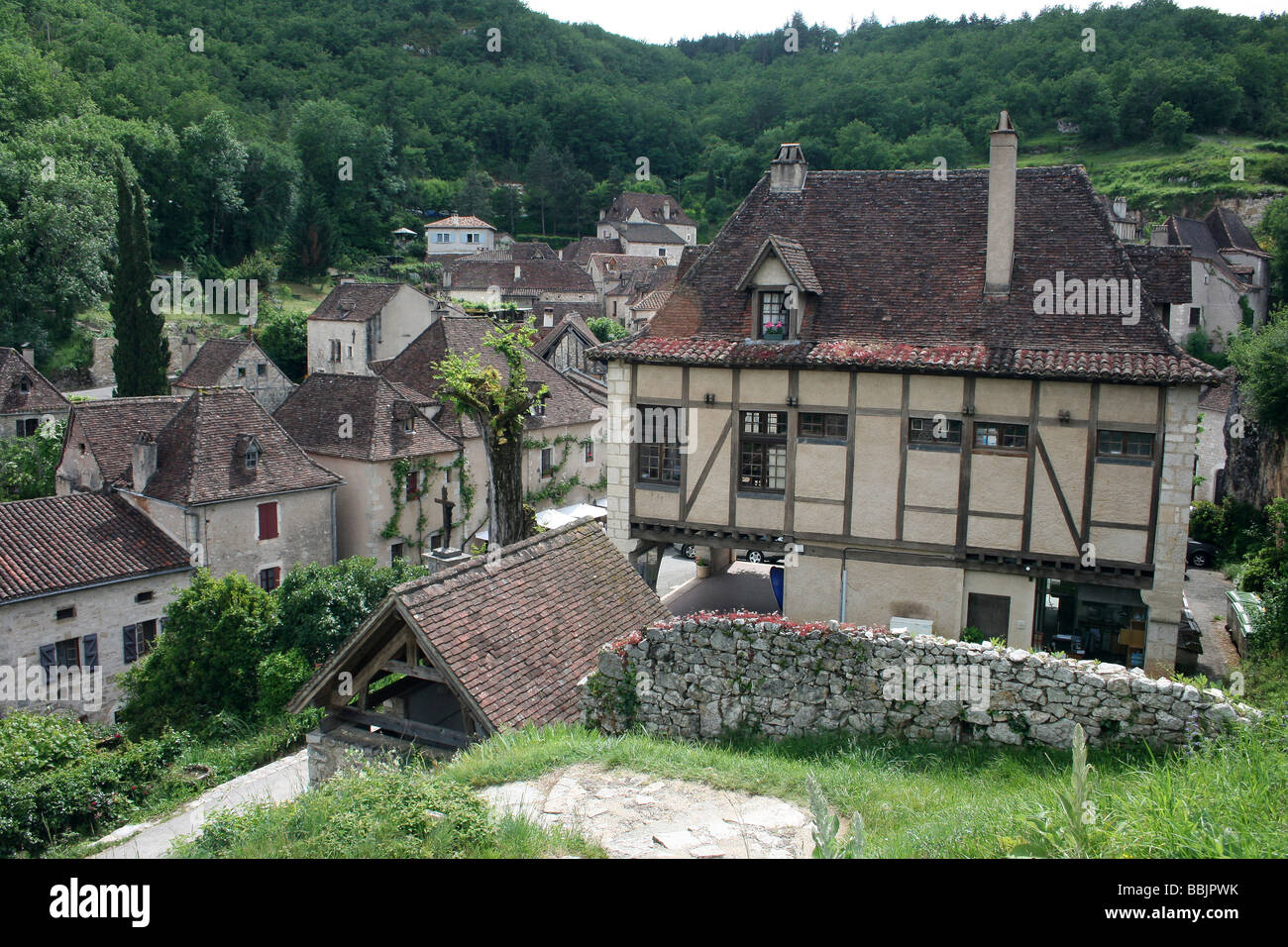 Pietra medievali e Half-Timbered case del borgo di Saint-Cirq Lapopie accanto al fiume Lot, Midi Pirenei, Francia Foto Stock