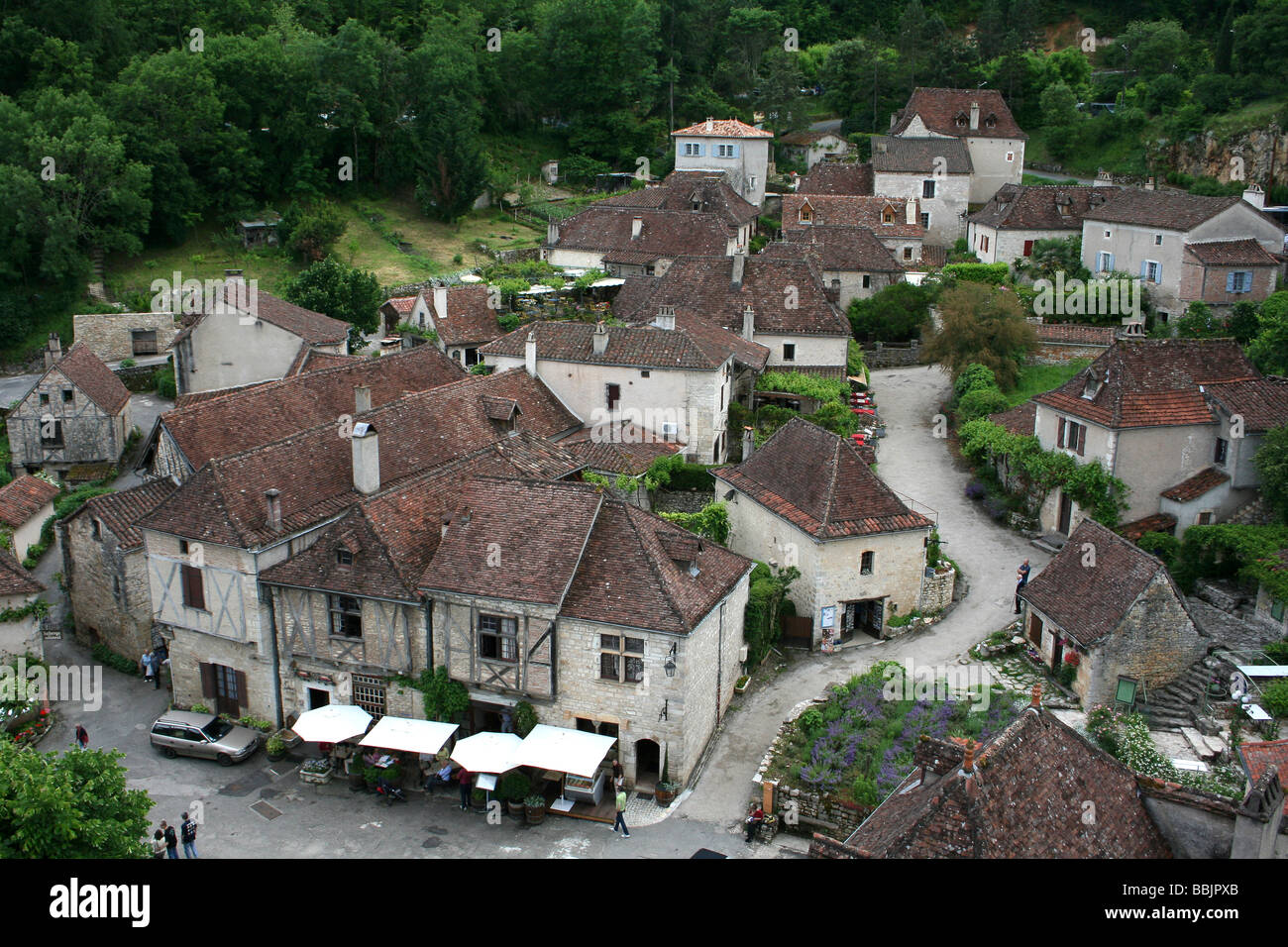 Medievale case di pietra nel villaggio di Saint-Cirq Lapopie accanto al fiume Lot, Midi Pirenei, Francia Foto Stock