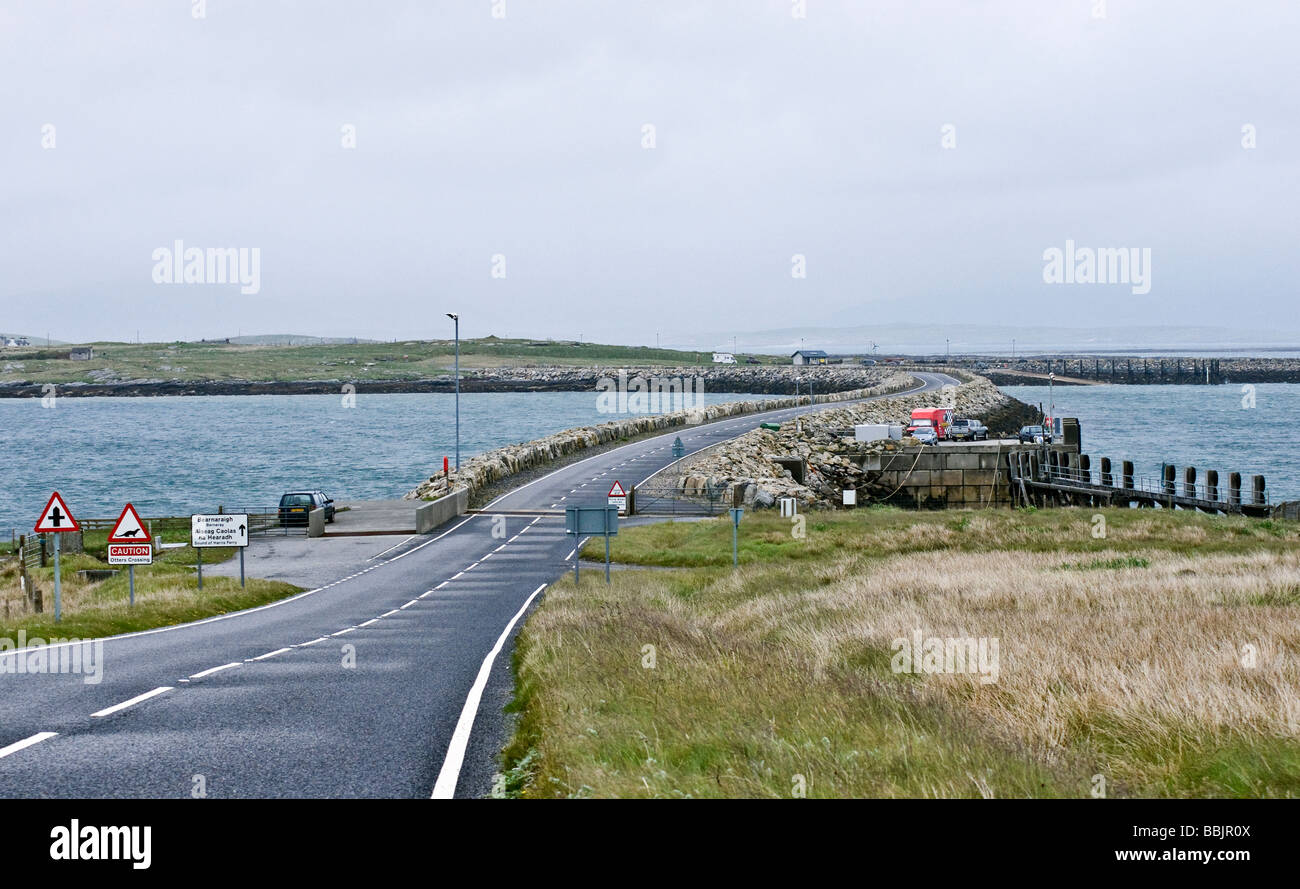 Causeway collegando il North Uist nelle Scottish Ebridi Esterne con Berneray nella distanza Foto Stock