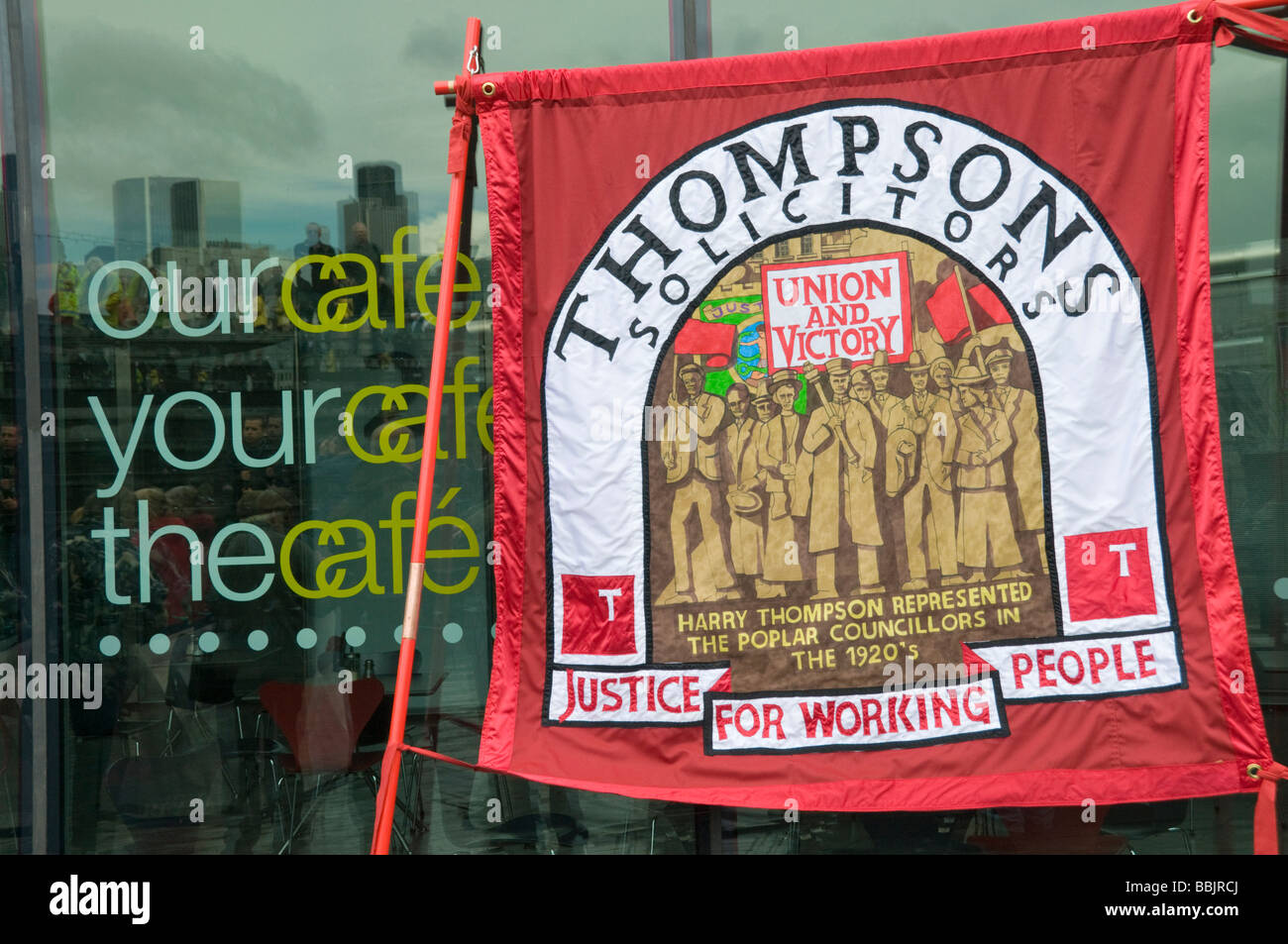 Thompsons Solicitors banner a Londra Rally sui lavoratori Memorial Day, aprile 28 Foto Stock