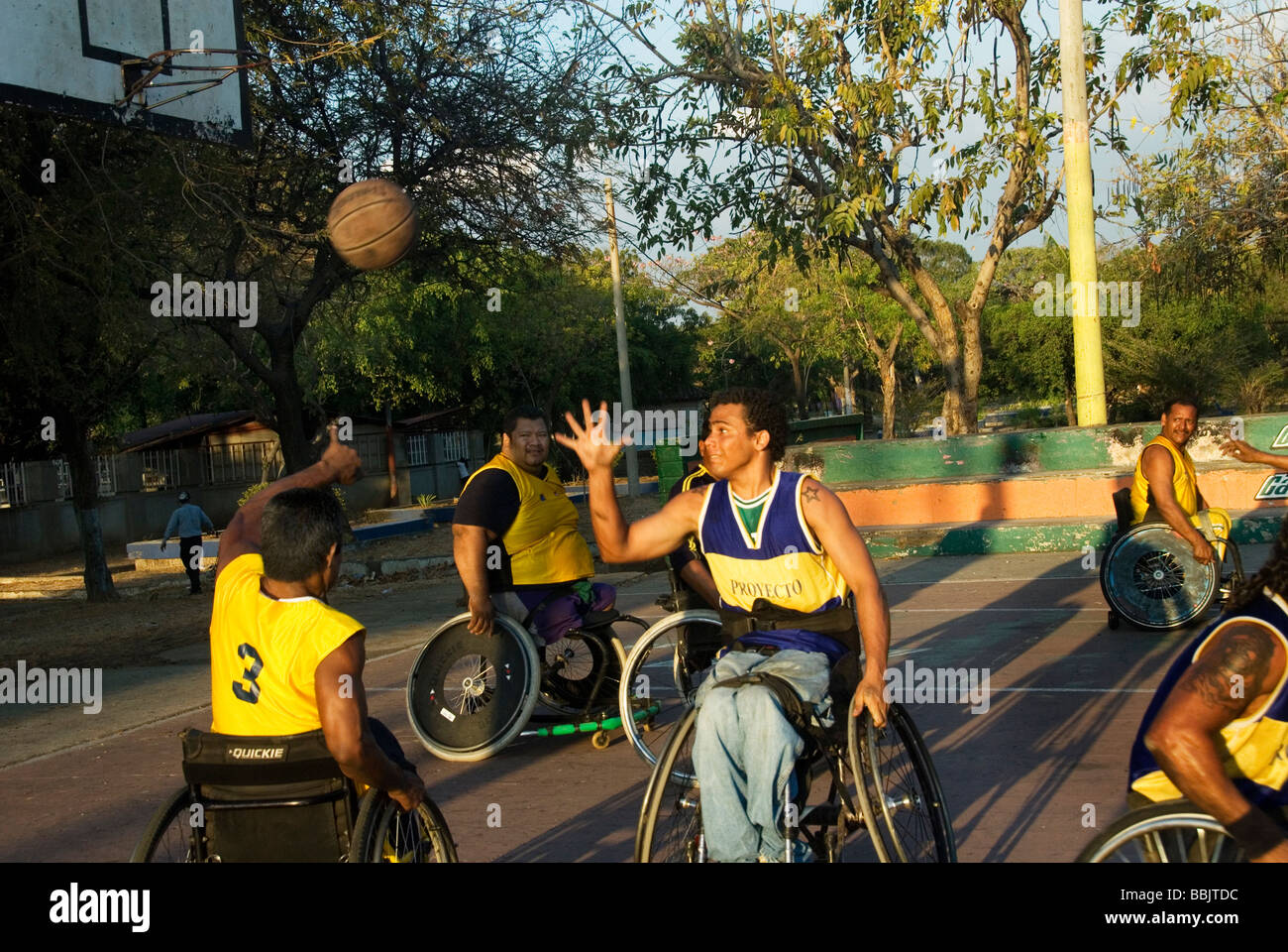 Nicaragua Marzo 2009 Managua basket in carrozzella domenica pomeriggio Foto Stock