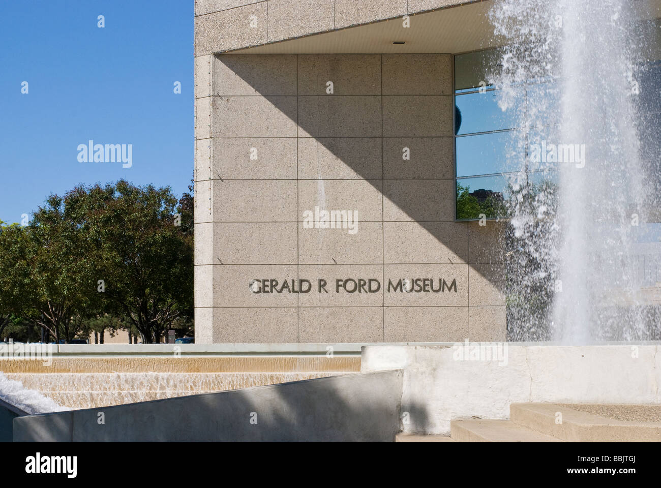 Ingresso e fontana a Gerald R Ford museo presidenziale in Grand Rapids, Michigan, Stati Uniti d'America Foto Stock