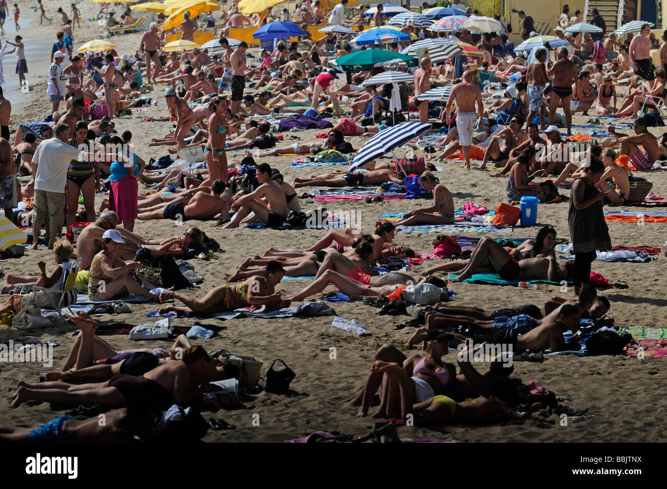 La spiaggia principale sulla Croisette, nel centro di Cannes e la riviera francese, durante il famoso festival del cinema. Il sud della Francia. Foto Stock