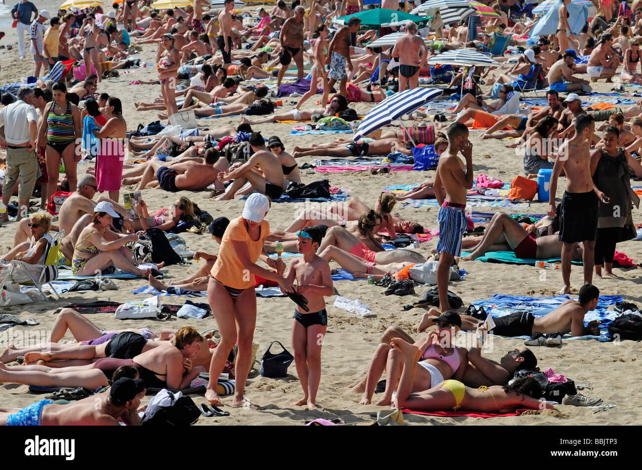 La spiaggia principale sulla Croisette, nel centro di Cannes e la riviera francese, durante il famoso festival del cinema. Il sud della Francia. Foto Stock