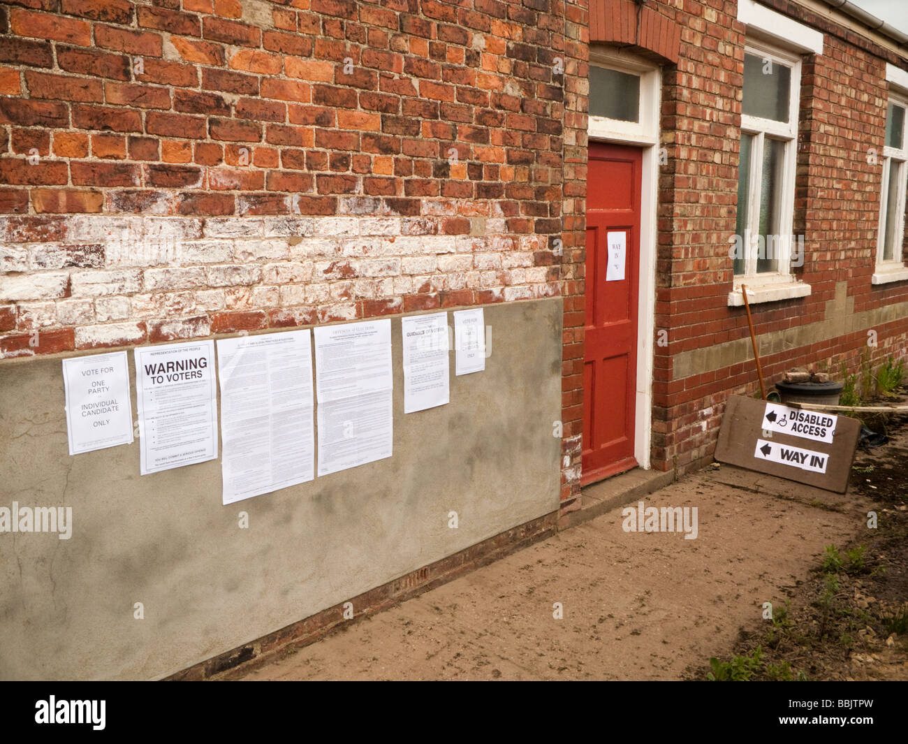 Stazione di polling segni e note legali su una piccola cappella rurale Inghilterra REGNO UNITO Foto Stock