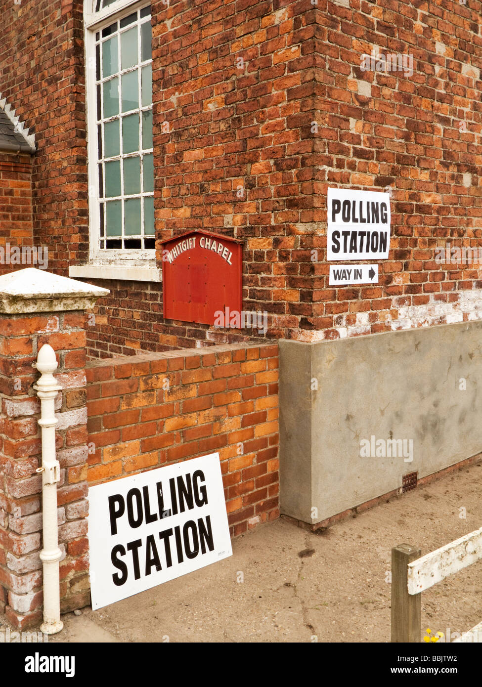 Stazione di polling indicazioni per un'elezione generale su una piccola cappella rurale Inghilterra REGNO UNITO Foto Stock
