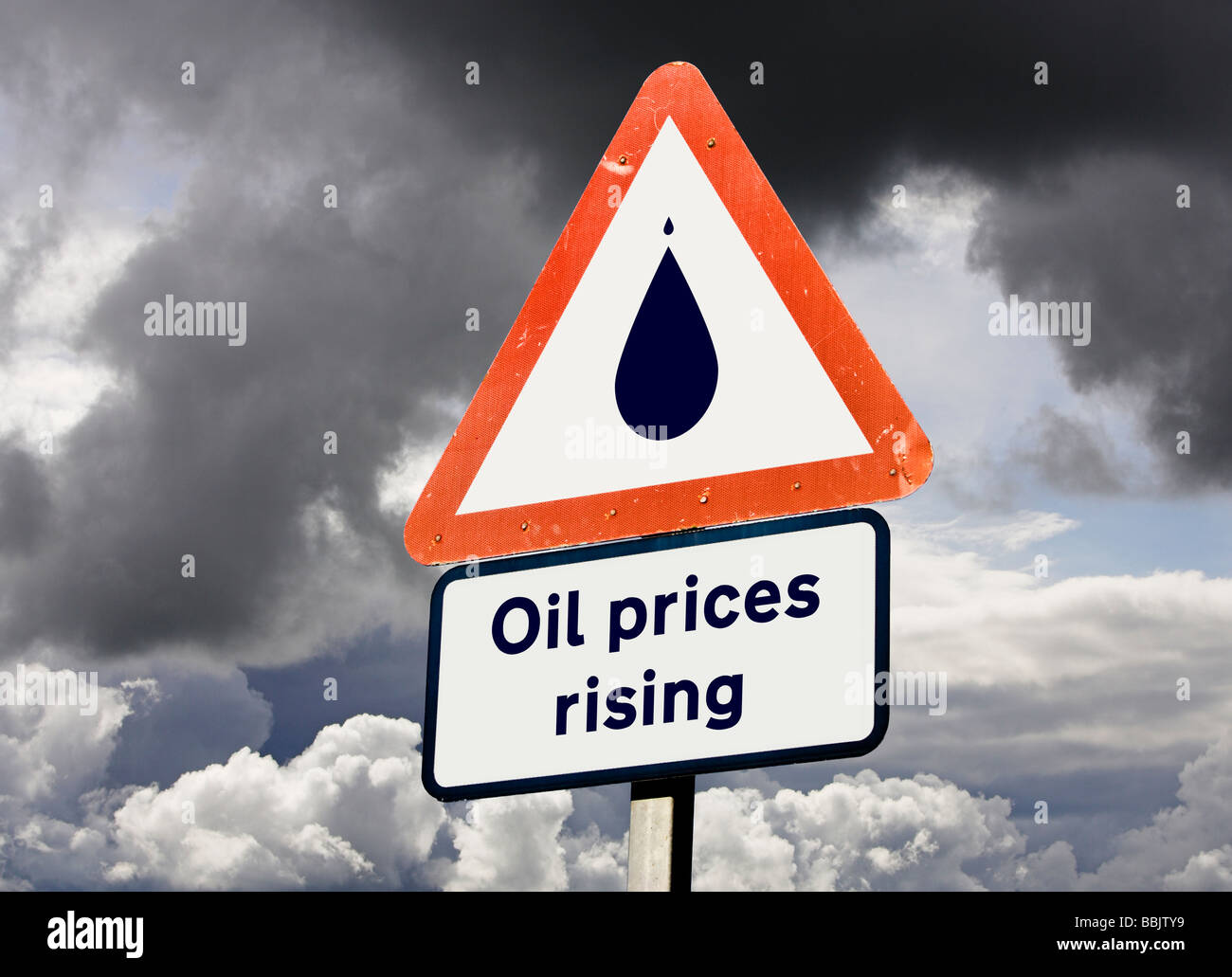 Concetto che mostra i prezzi del petrolio in aumento, l'inflazione, i costi per il carburante di un aumento del prezzo cost concept Foto Stock