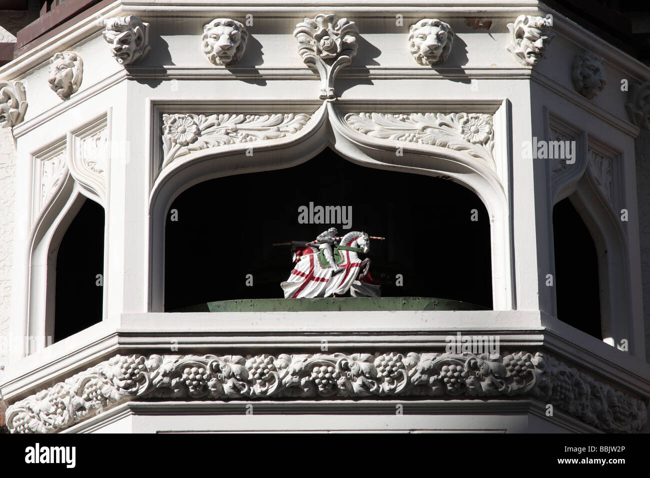 St George sopra la porta di ingresso alla corte di Londra shopping off Hay Street a Perth Australia Occidentale Foto Stock