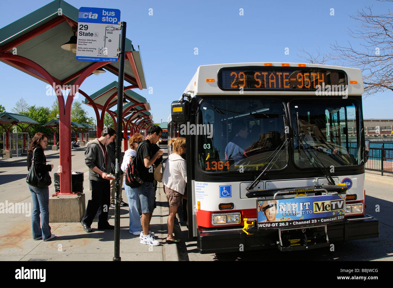 I passeggeri di salire a bordo di un Chicago 29 bus di Stato presso il Navy Pier terminus Illinois USA Foto Stock