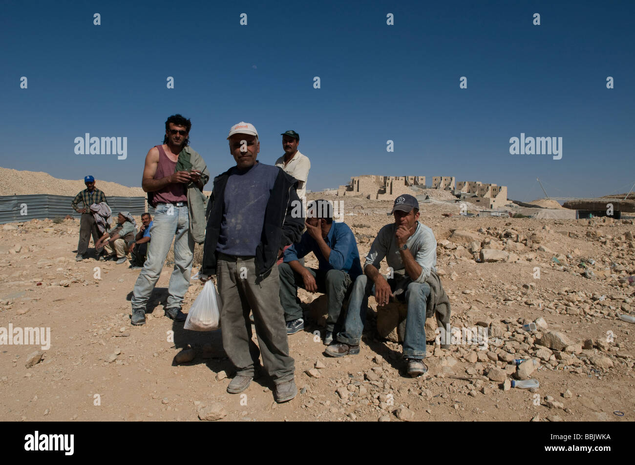Un gruppo di costruttori di arabi in un cantiere edile a Mitzpe Ramon una città nel deserto del Negev di Israele sud Foto Stock