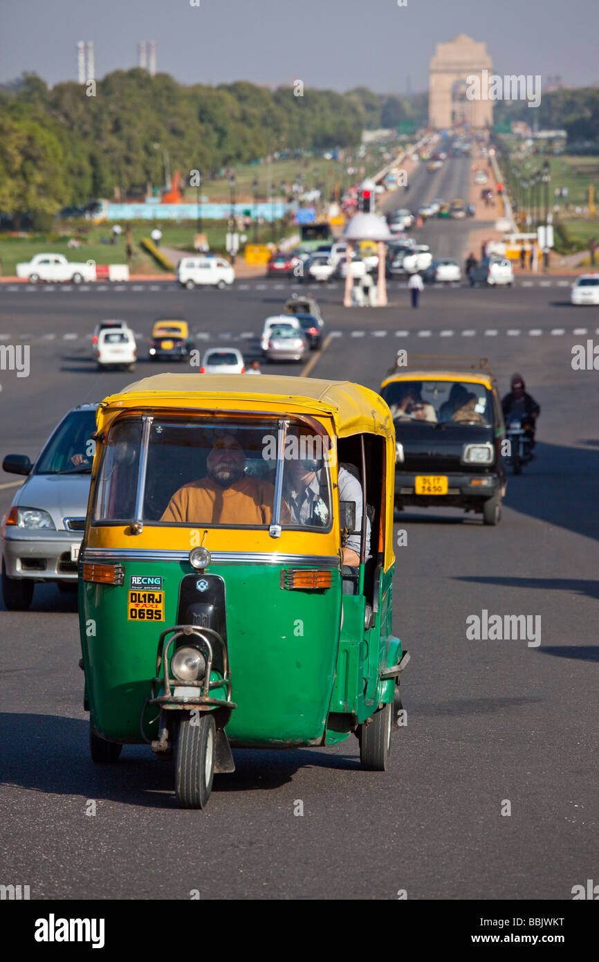 In rickshaw di fronte all India Gate in Delhi India Foto Stock