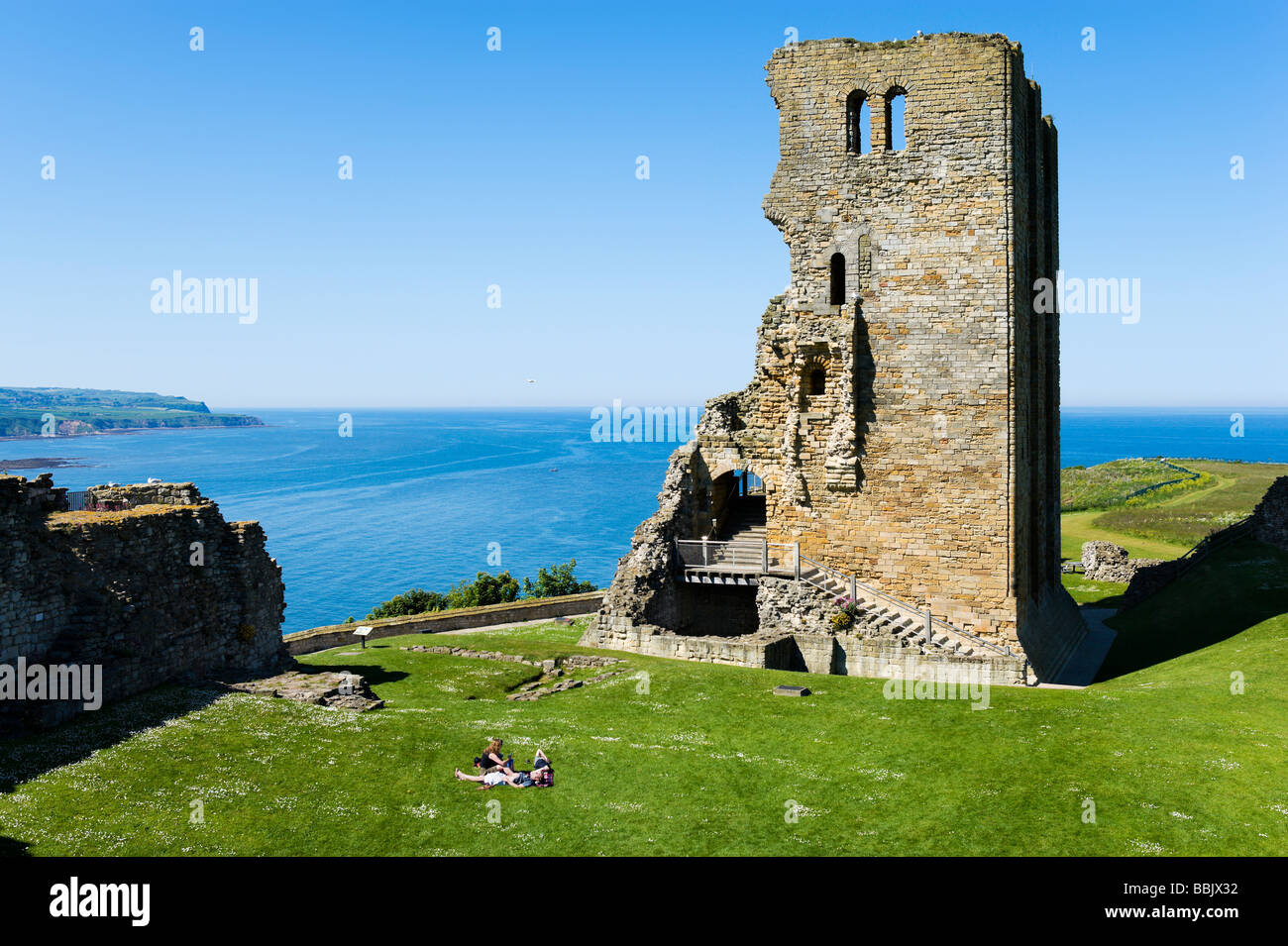 Vista su Mantieni e North Bay dall'interno del castello, Scarborough, East Coast, North Yorkshire, Inghilterra Foto Stock